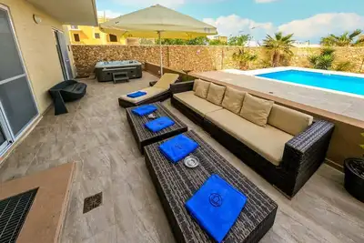 Image de Ramla Retreat - Quatre Chambres Villa, Couchages 11