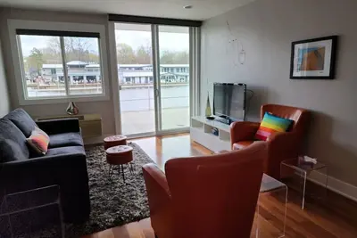 Saugatuck Waterfront condo. Bike, beach, boat, kayak, shop, Outdoor heated pool