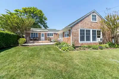 Image de New Suffolk Waterfront Beach Cottage Steps From Water/Beach/Restaurants and More