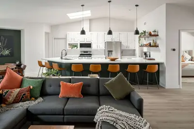 Image de 4 King beds + 3ba, hot tub, new reno, walk 2 trail, huge outdoor patio