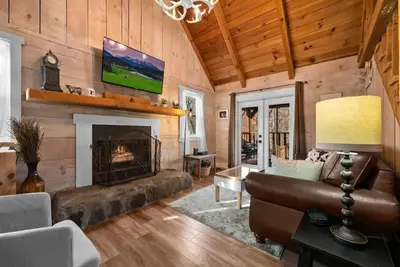 Peaceful Side of the Smokies! Hot Tub! Sleeps 6.
