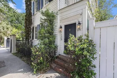 Image de The Historic St. Philip House - One Block Off King Street