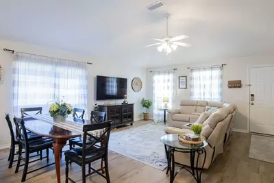 Image de Spacious 4 Br Home near shopping, dining & beaches