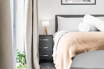 39 Maynard Road  · Luxury 2 Bed Apartment - Parking