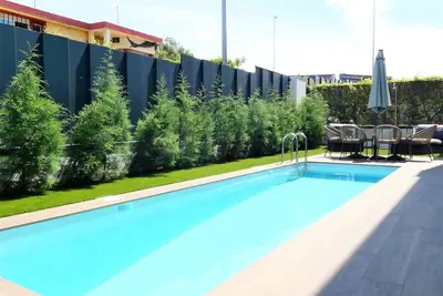 Image de 5 bedroooms townhouse with individual pool and barbecue area