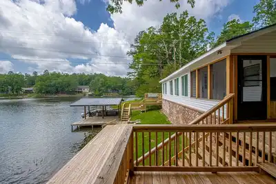 Image de Full Fresh Remodel on Quiet Lake