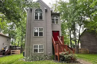 Image de Entire house on quiet street w/fenced yard—1 block from river, 3 from bay