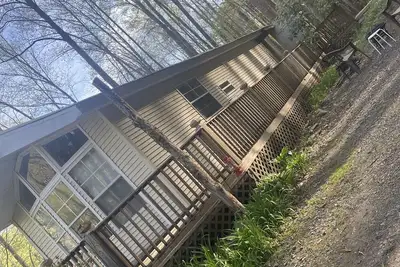 Creekside cabin with hot tub
