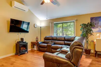 Image de Bartlett Townhome w/ Balcony: 1 Mi to Ski Resort!