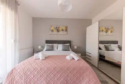 Image de Cozy three bedroom appartment. Free Parking