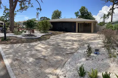 Image de Mid Century Beach Bungalow on the Island and walking distance to everything.