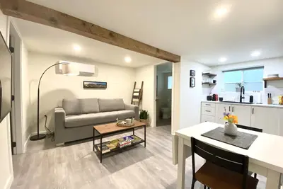 Image de Quaint, Clean and Modern Home