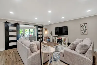 Image de The Blue Nest is a lakefront property with dock and access to Lake Palestine.