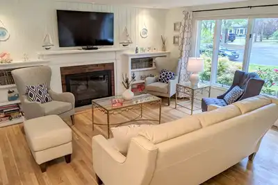 Image de Spacious 4br house on a cul-de-sac street. Close to Craigville beach. Central Ac