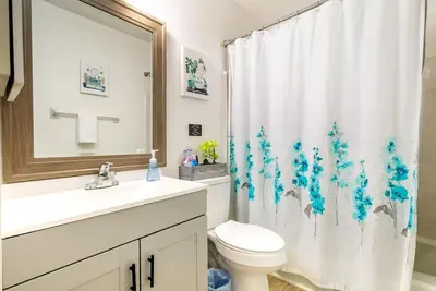 Image de Peaceful 2 Bed, 1 Bath located in midtown, 5 miles from Stadium.
