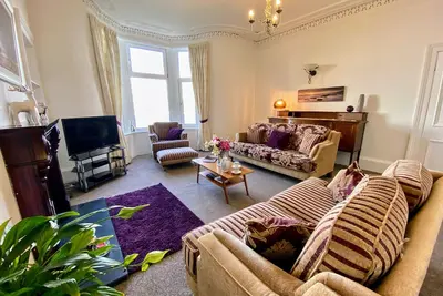Image de Outstanding, Georgian flat overlooking the bay