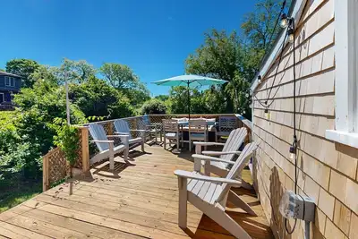 Image de Water-view home in great location with spacious backyard, grill, kayaks, dogs Ok