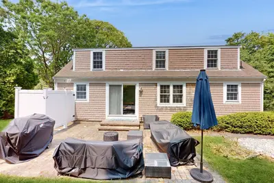 Image de Bright home walking distance to Main Street with great patio, firepit & bikes