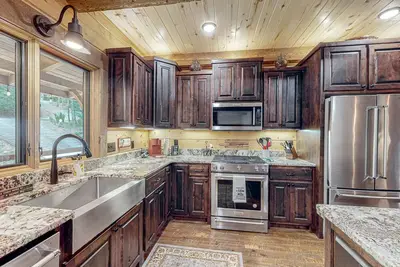 Image de Riverfront dog-friendly cabin with pool, double-sided fireplace, & firepit