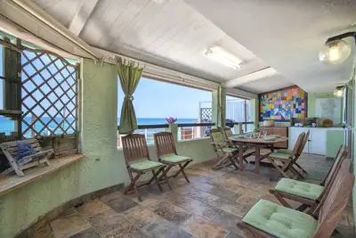 Image de Maison de vacances 'La Casa Nel Mare A Castelsardo' près de la plage avec vue sur la mer et terrasse
