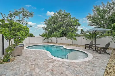 Image de Tranquil Breeze Getaway - Private Hot Tub, Ev Charger, Peaceful Setting, Near Beautiful Beaches!