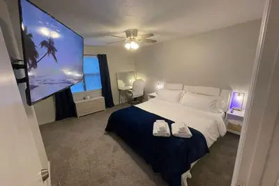 Image de New! 2 King Beds, 86\" RokuTV, Led Headrests & Grill