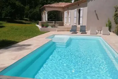 Image de Villa avec piscine dans cadre verdoyant