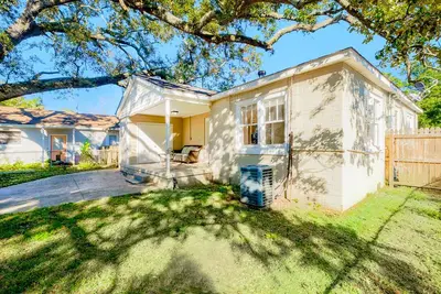 Image de Cozy 2 Bedroom\/ 1 Bath Home Located Blocks From Downtown Biloxi and the Beach