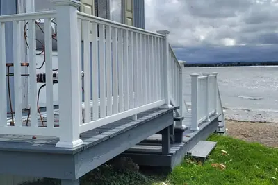 Image de Lakeside Cottage featuring million-dollar views at prices you can afford & more…