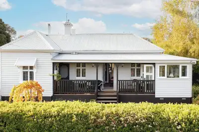 Image de Newman House Summary:
