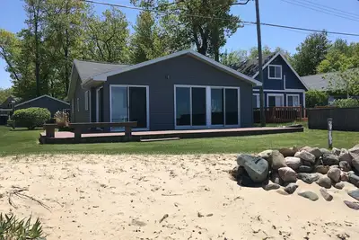 Image de Charming and Cozy Lake Front Cottage on Private Beach