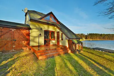 Image de Maison au bord du lac Rosnowskie avec bateau