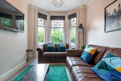 Image de Pass the Keys | Beautiful 4br Restored Red Brick Cafes and Park