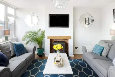 Image de Pass the Keys | Eton Penthouse with Amazing Castle  River Views