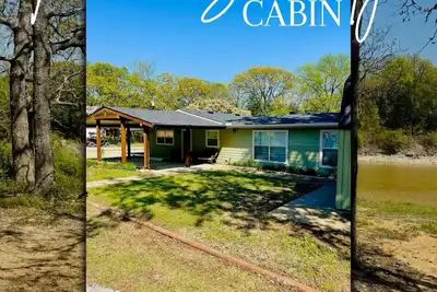 Image de Texoma Serenity Cabin backs up to lake cove.