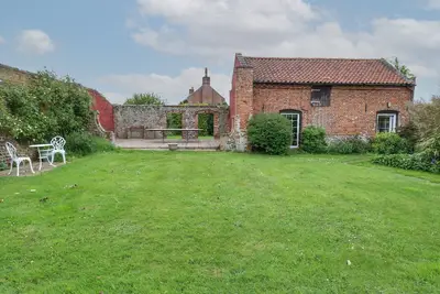 Pear Tree Barn, pet friendly, character holiday cottage in Stalham