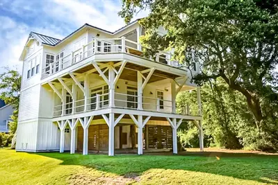 Spacious home near the coast with outdoor shower, balconies, dock access, & Ac