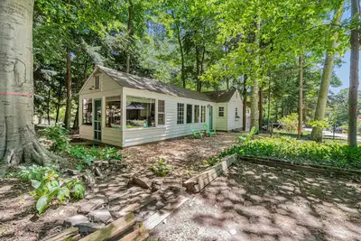 Image de Peaceful & shady cottage near beach with streaming, free WiFi, full kitchen