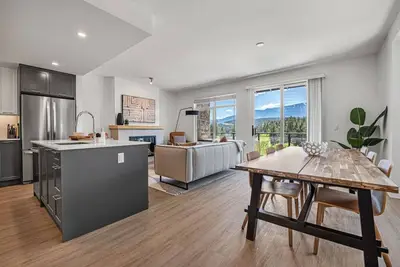 Image de Nordic Nouveau | Hot Tub | Unmatched Lake Views