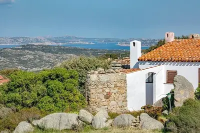 Image de Splendide villa avec une vue imprenable sur l'archipel et la mer sarde.