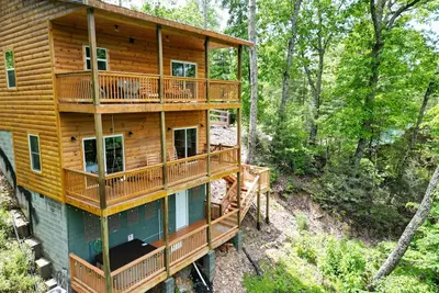 Image de Cozy Full Cabin on Pigeon Forge & Gatlinburg with a hot tub, fireplace, & games