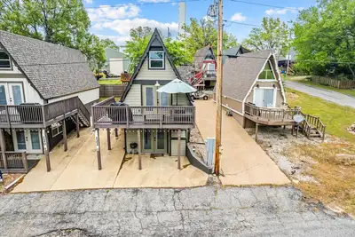 Image de Luxury A Frame at Table Rock Lake! Sleeps 8!