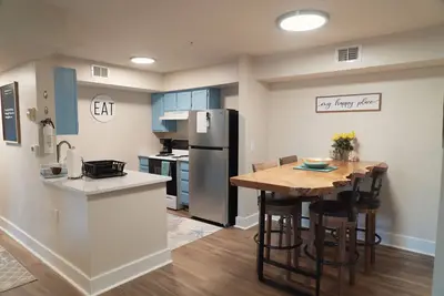 Image de New 1st floor condo by Beach!