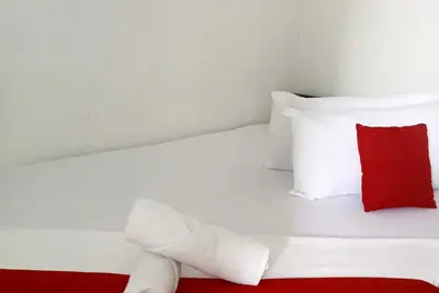 Image de A budget accomodation with 5 rooms and easy to access to all bars and island tou