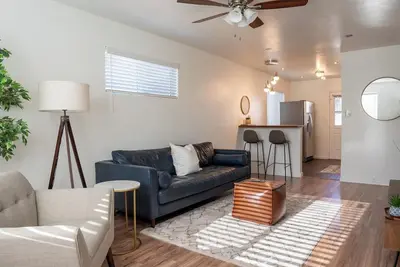 Modernized Midtown Phx Private 2br – Pet Friendly!