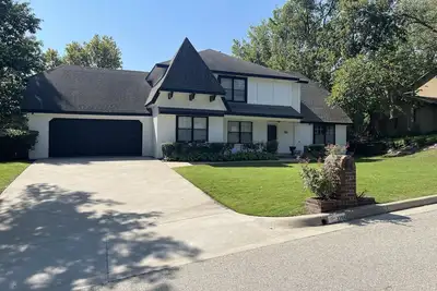 Image de Luxury Southern Hills Home w/Pool great place for staycations, , ,