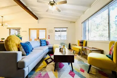 Image de Updated 4br/2ba Cabin, Close to Midtown, Hot Tub