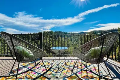 Image de Freshly Furnished Midtown Cabin, Beautiful View, New Hot Tub