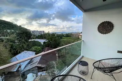 Image de Mountain view apartment in Surin, washer, wifi