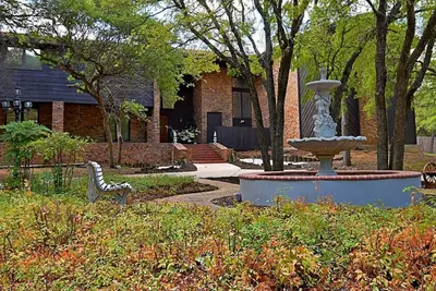 Image de 7000 sqft house on 5 acre with pool and indoor basketball/Raquetball court